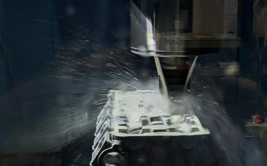CNC ფრეზი ამუშავებს დეტალს