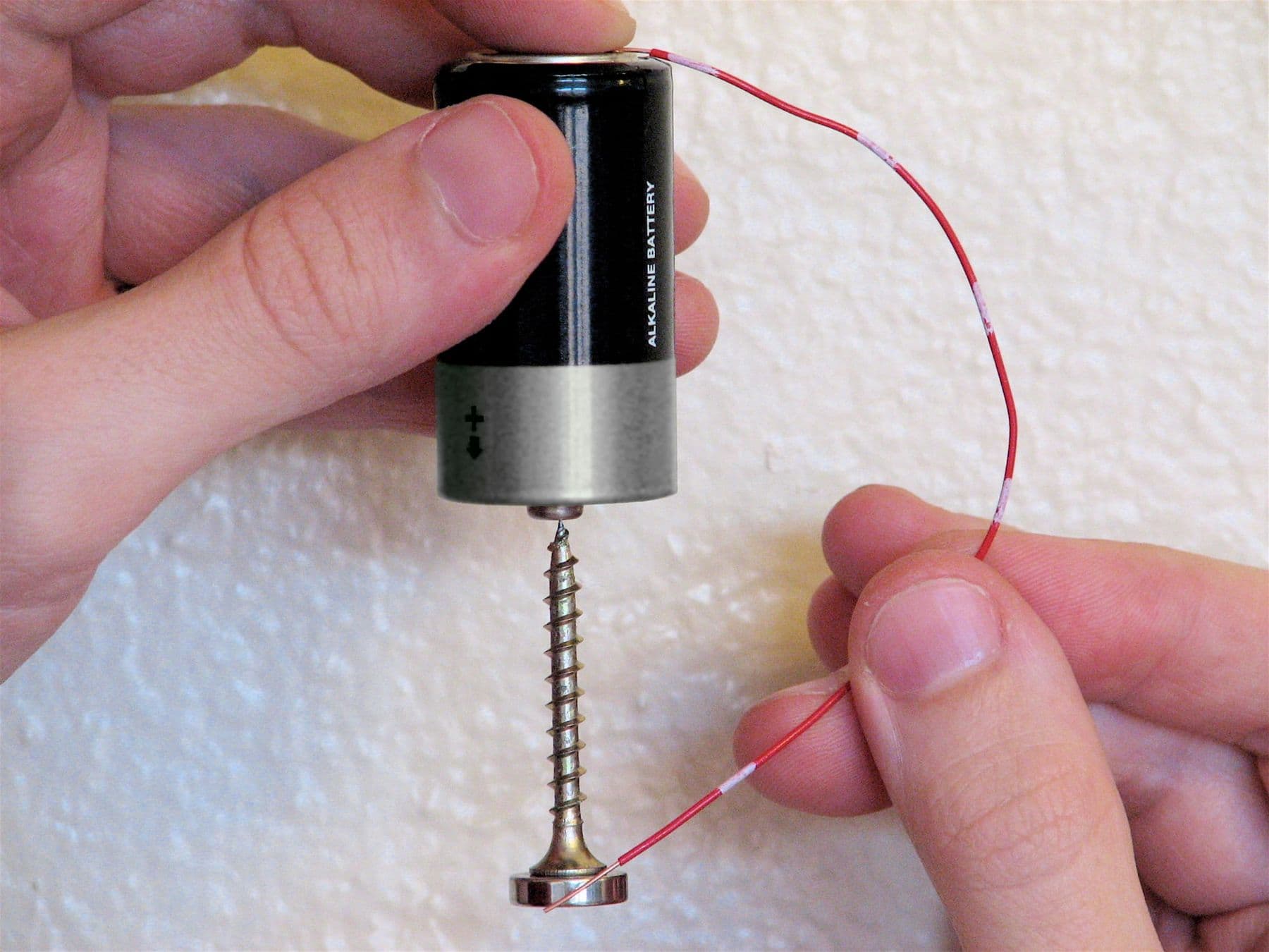 Homopolar motor made from a battery, a screw, a disc magnet and a wire