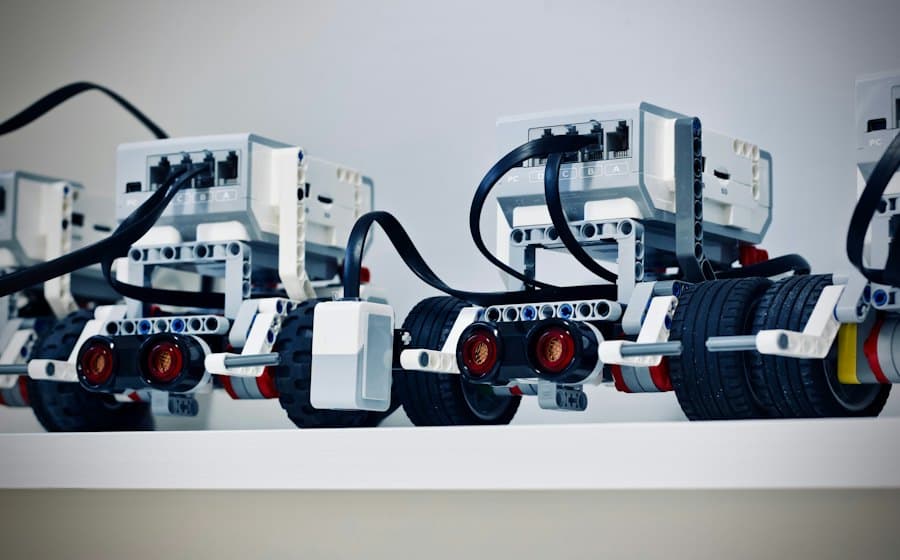 LEGO რობოტები მაგიდაზე