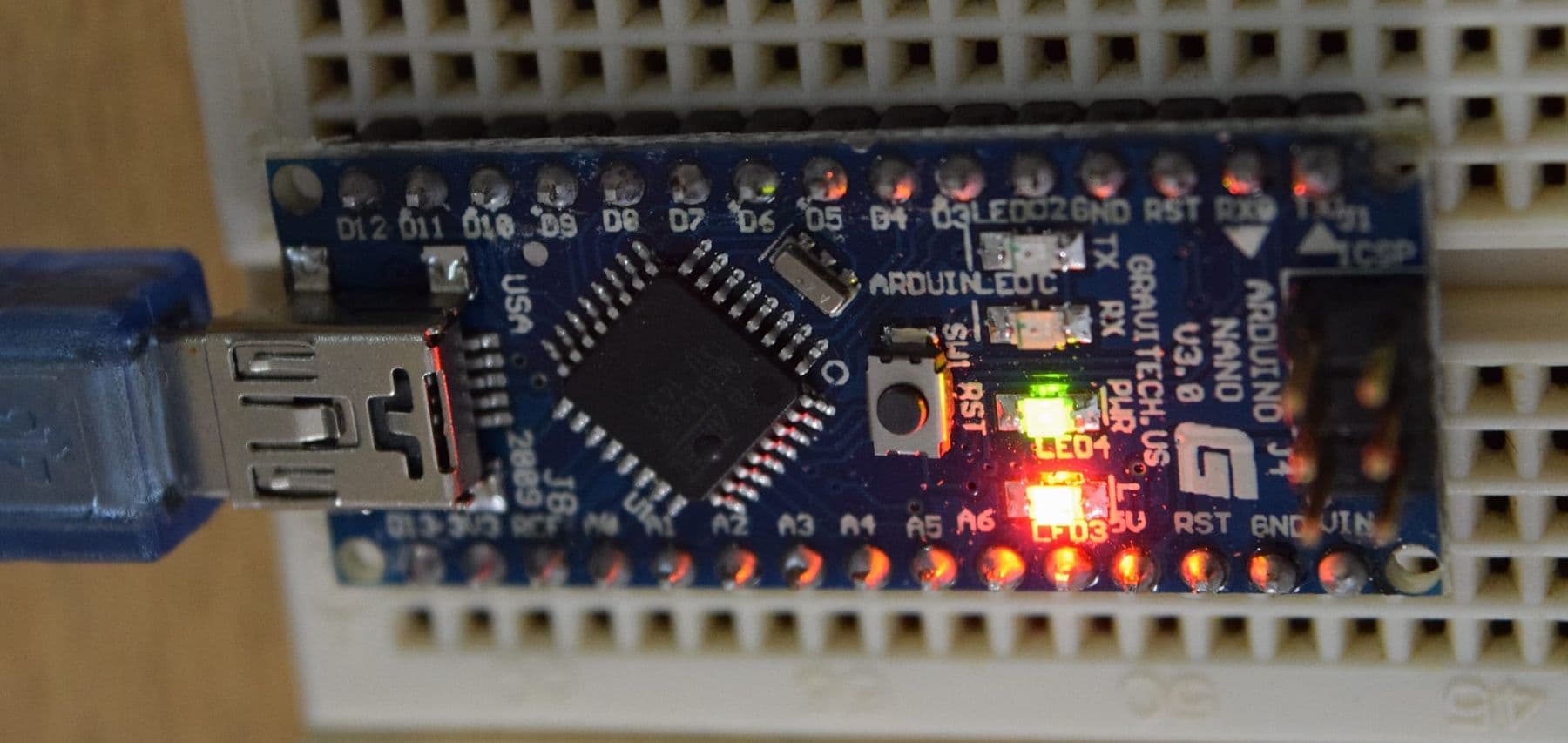 არდუინო ნანო (Arduino Nano) ჩასმულია დაფაში, Mini-USB კაბელით მიერთებული