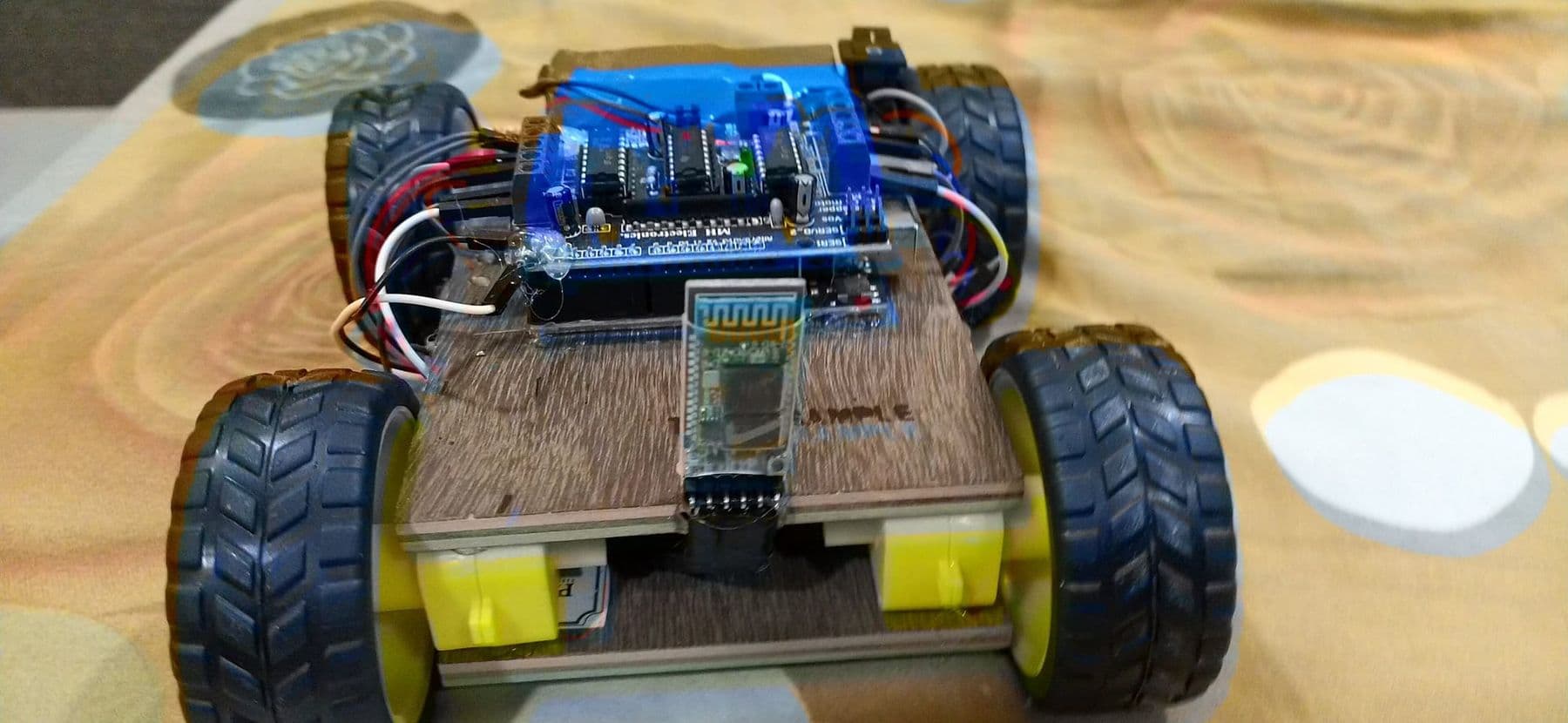 ოთხბორბლიანი Arduino რობოტ-მანქანა Bluetooth მოდულითა და სადენებით